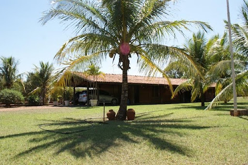 Ampla casa com churrasqueira