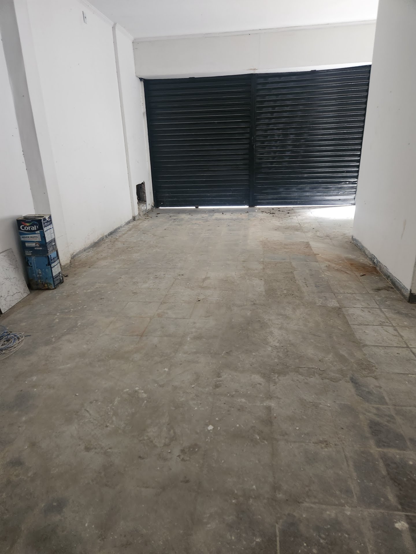 Loja térrea vista pra rua