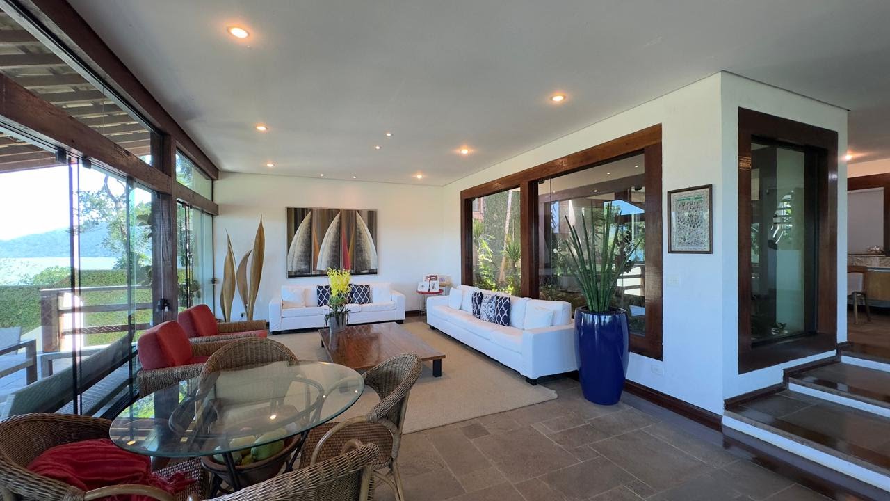 Sala de estar de casa de alto padrão na Praia Domingas Dias