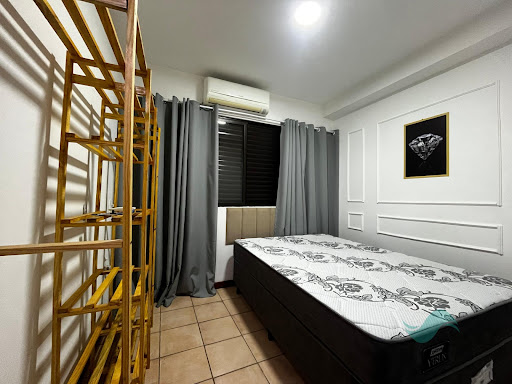 quarto com cabideiro e cortina em jurerê 