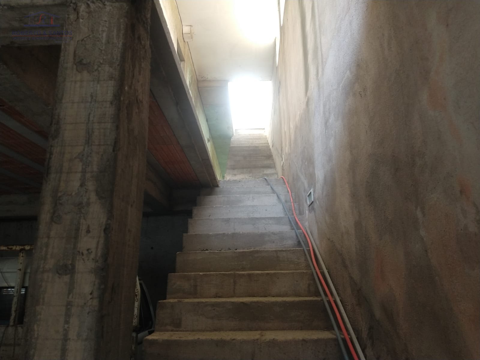 Escadas de acesso ao primeiro pavimento