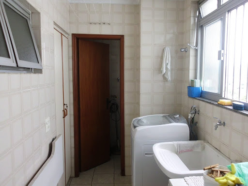 Área de serviço com wc e despensa