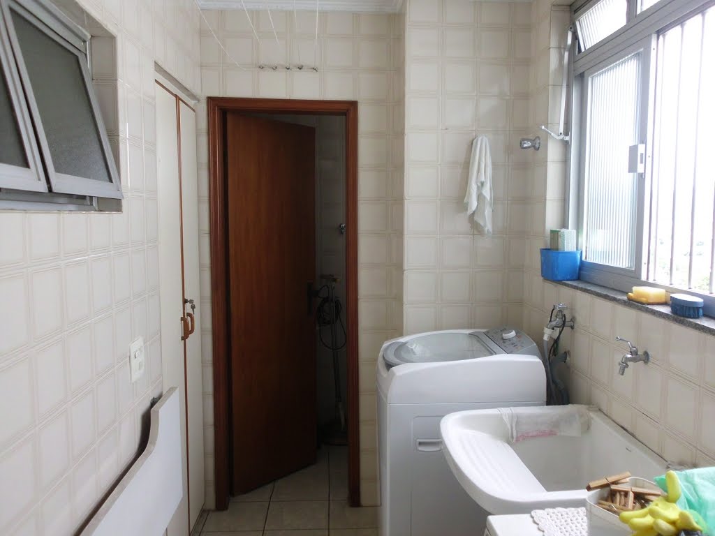 Área de serviço com wc e despensa