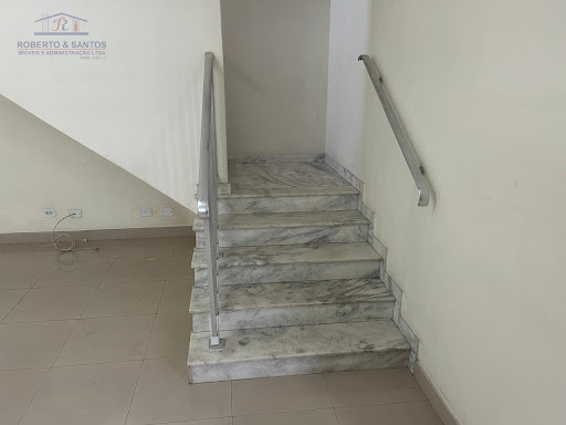 Escadas para os dormitórios em mármore