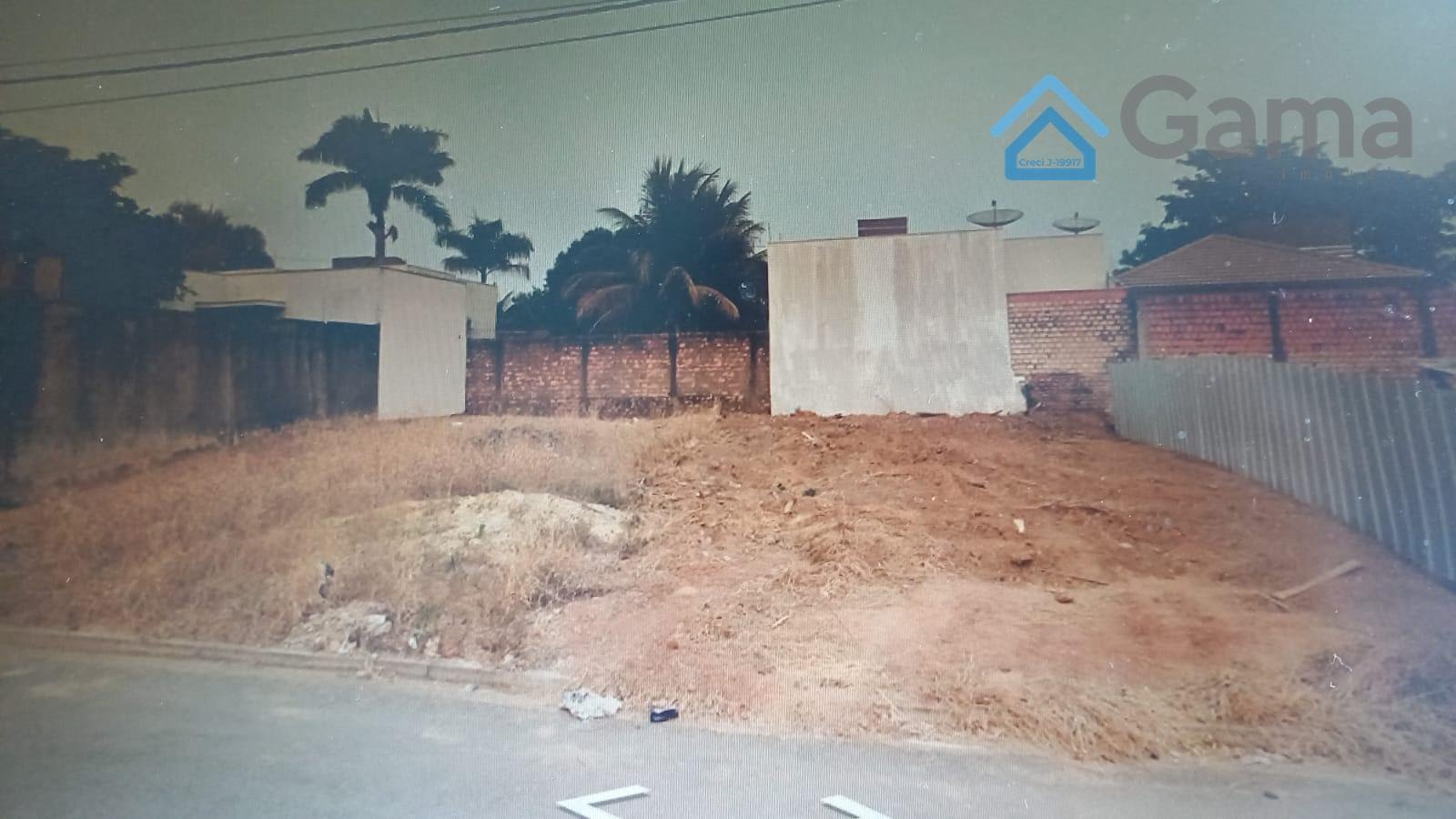 Terreno com 300 m², localizado no Bairro Parque Universitário