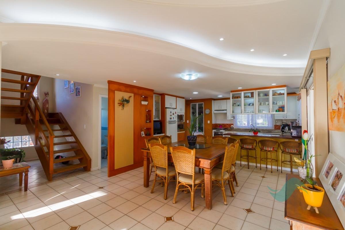 Sala de jantar integrada com a cozinha