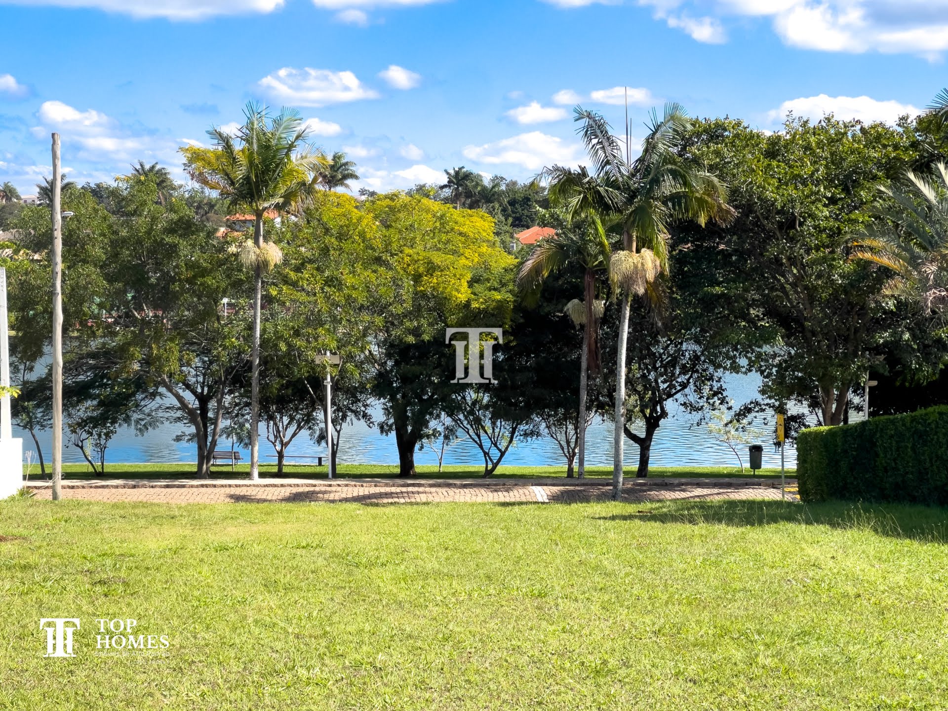 Terreno frente ao lago à venda no condomínio Portal da Concórdia em Cabreúva/SP