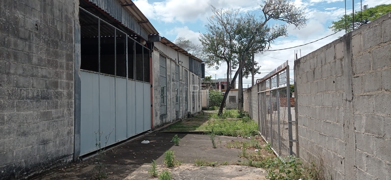 Excelente área industrial com toda infraestrutura para aluguel ou venda com 2000m2 em Donana, próxima à rodovia Campos/Farol cod 15797