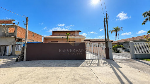 Sobrado à venda em Guaratuba: 5 dorms, 2 suítes