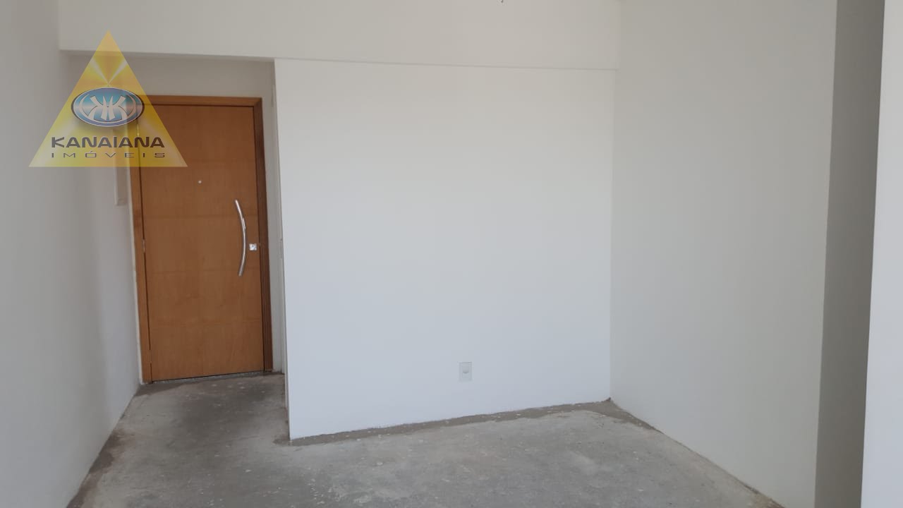 Sala com vista para porta de entrada