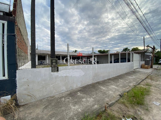 Casa com terreno amplo à venda e financiável em Matinhos