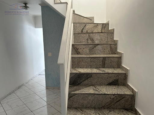 Granito na escadas de acesso aos dormitórios