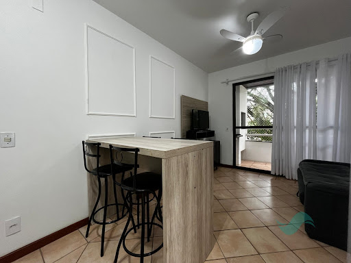 sala de estar integrada com a cozinha em jurerê