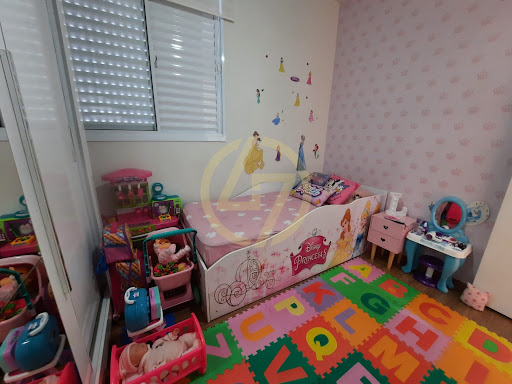 Dormitório c/ piso laminado e papel de parede