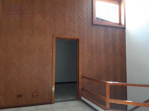 pé direito alto, sala intima entre os quartos