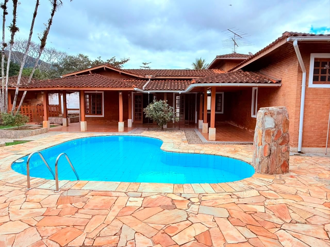 Casa à venda com 3 quartos, 3 banheiros, 4 vagas e 900m² no Jardim Carolina, Ubatuba (SP) — foto 2 de 17