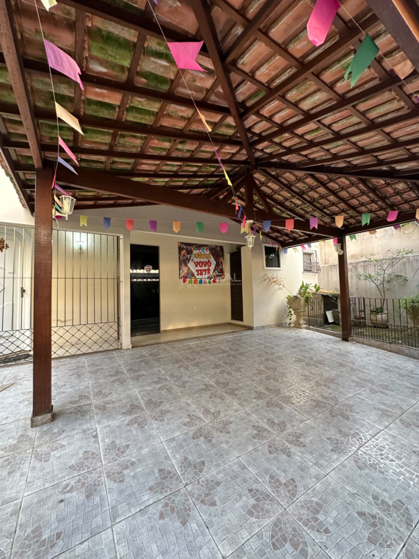 Garagem e entrada no térreo 