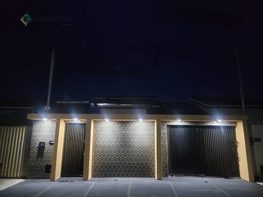 Iluminação noturna da fachada da casa