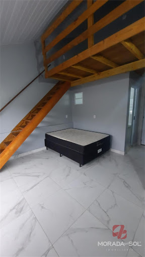 Ambiente e escada para o mezanino