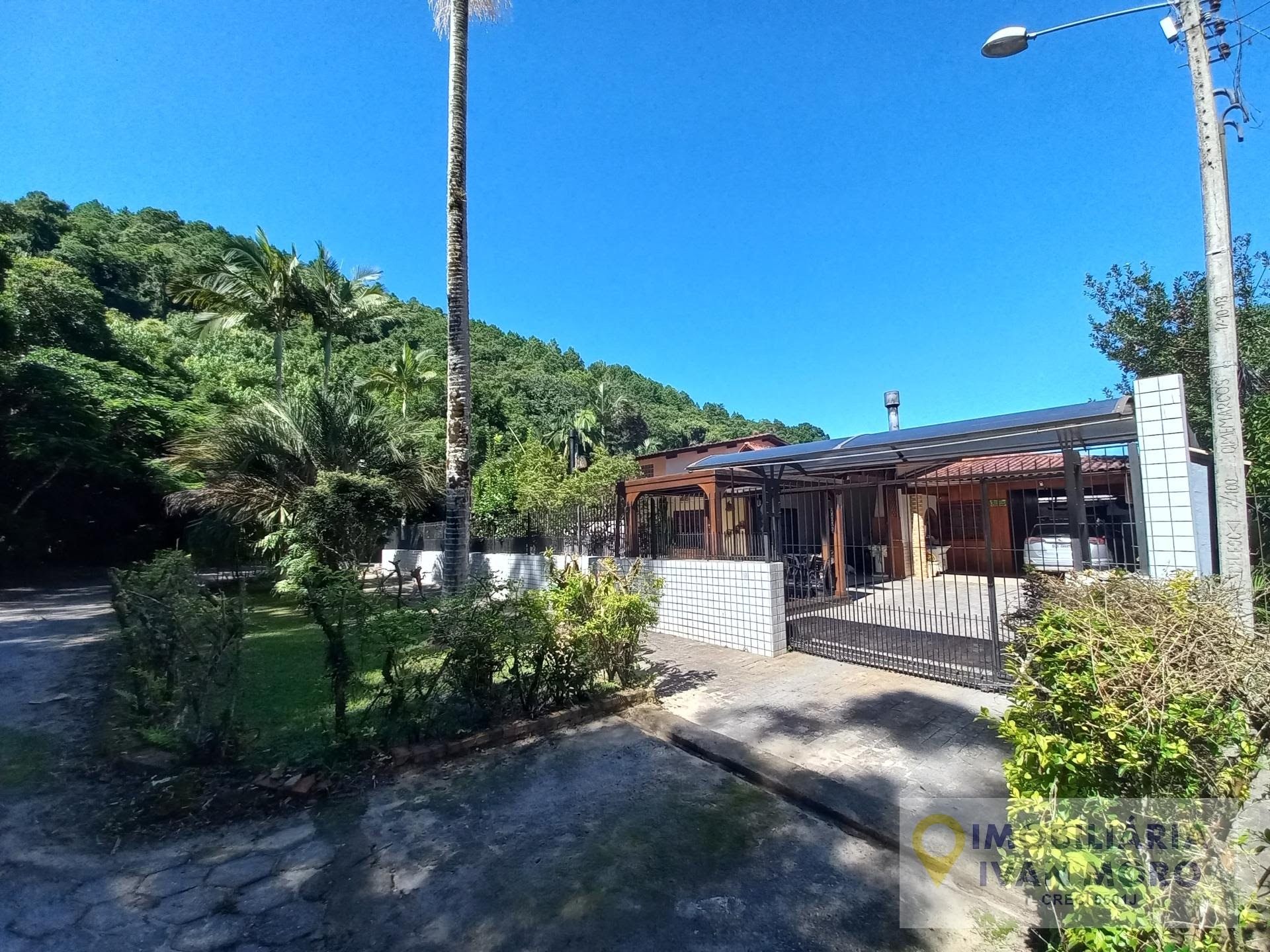 Casa à venda com 5 quartos, 4 banheiros, 4 vagas e 219m² no Daniela, Florianópolis — foto principal