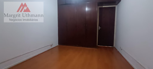 Quarto 2 com armário e piso