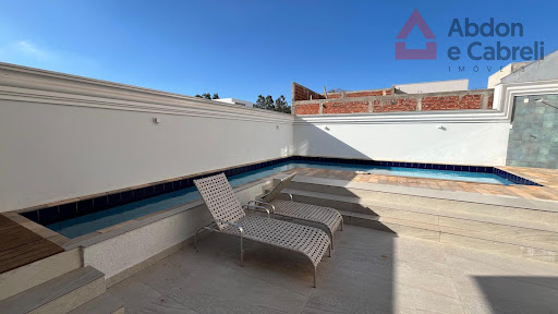 Área social com piscina