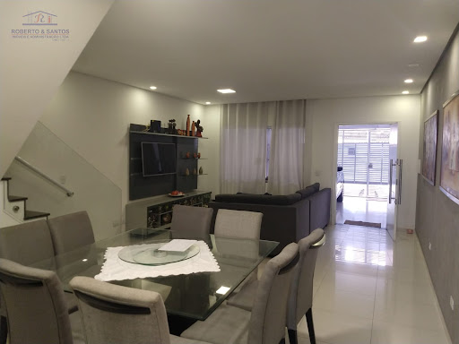 Sala, com piso em porcelanato