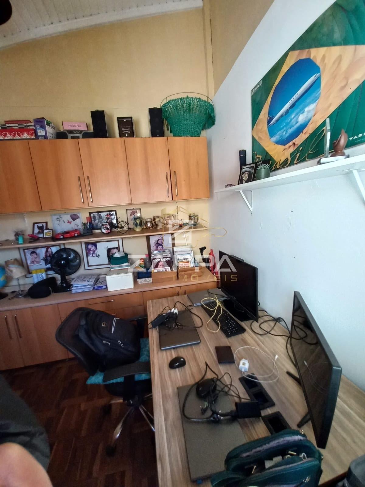 Que pode ser revertido para ampliação da sala.