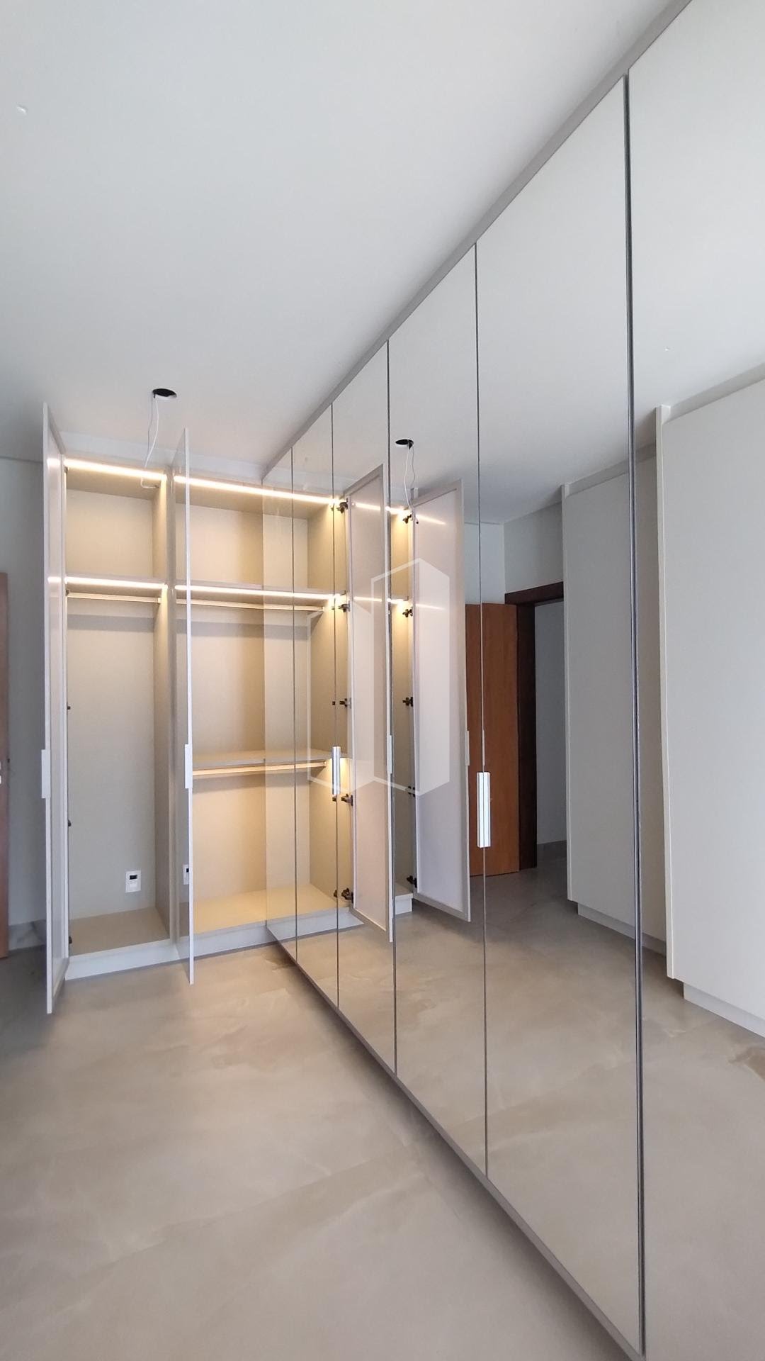 Casa à venda com 5 quartos, 5 suítes, 6 vagas e 470m² no Residencial Alphaville Flamboyant, Goiânia (GO) — foto 16 de 17