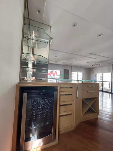 Apartamento reformado e com ótimo acabamento, composto por 4 dormitórios, 3 suítes, sala de TV, sala de jantar, sala de estar, lavabo e escritório. Condomínio com lazer completo.