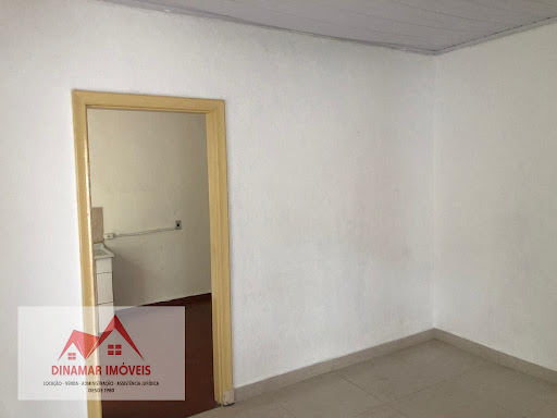 Casa térrea independente para alugar com 2 quartos e 2 vagas por R$1.800,00