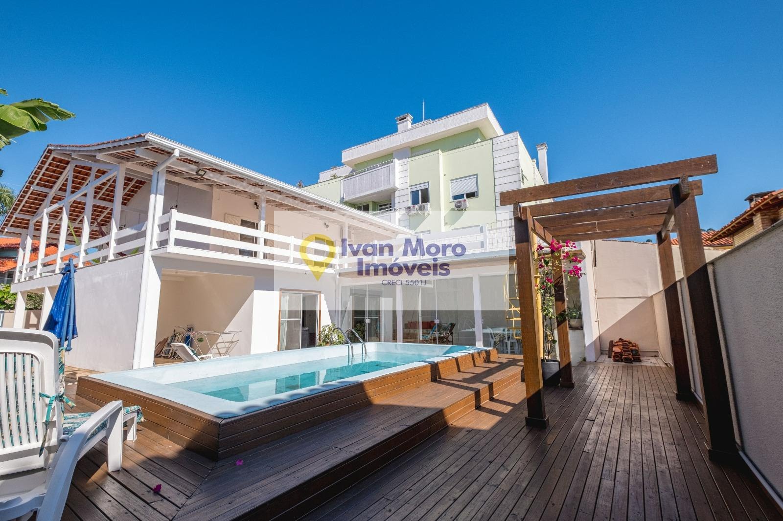 Casa à venda com 4 quartos, 3 banheiros, 4 vagas e 381m² no Canasvieiras, Florianópolis — foto principal
