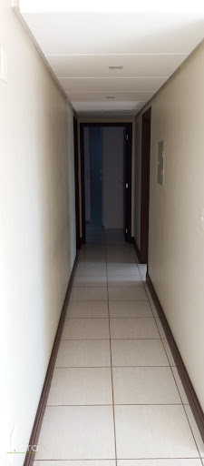 Apresentamos este excelente apartamento à venda no coração de Araranguá com cozinha planejada , quartos mobiliados e banheiros completos em uma localização privilegiada no Centro, ideal para quem busc