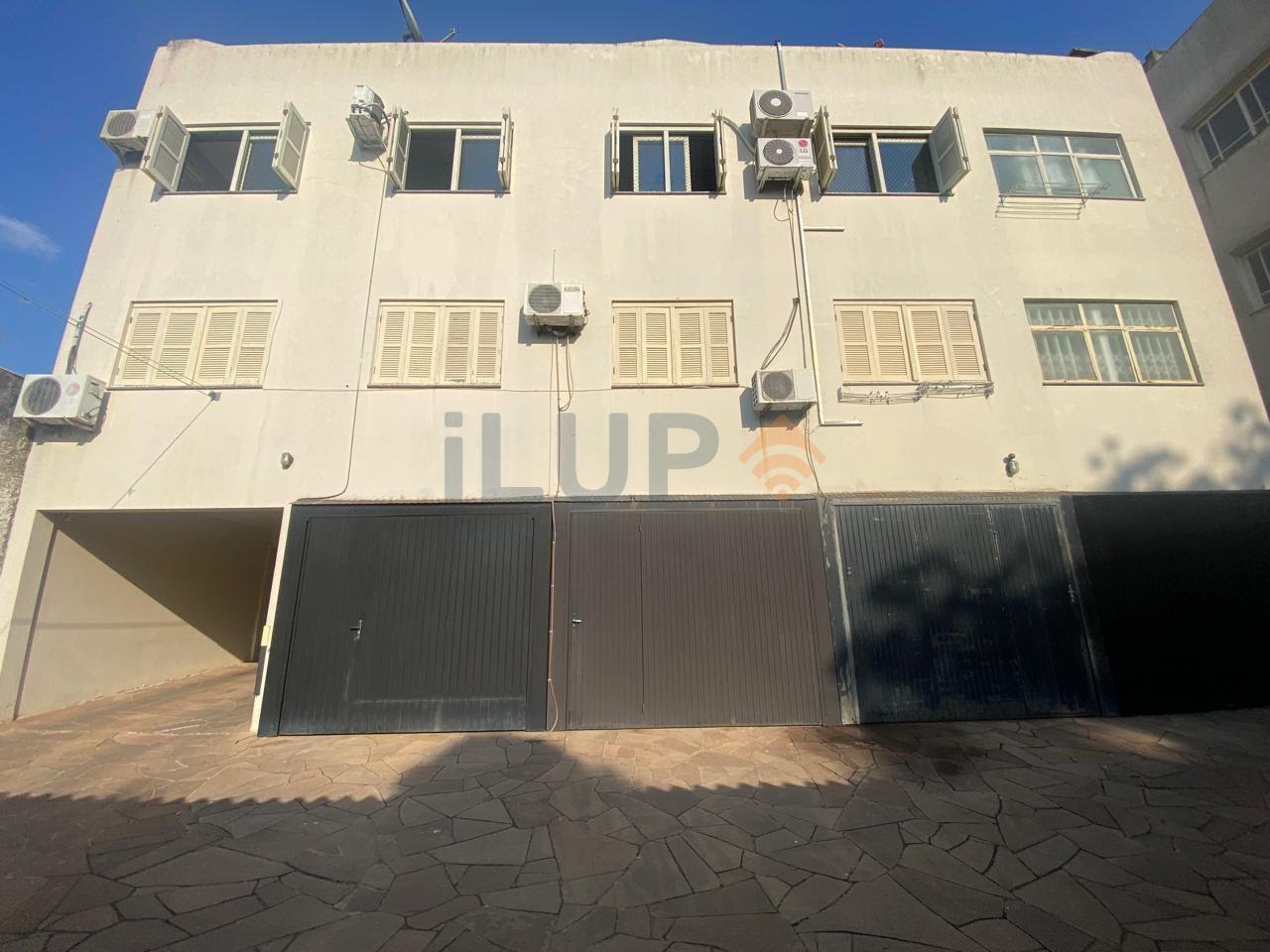 Primeira garagem olhando o prédio, da direita para a esquerda