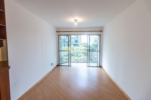 Apartamento no Campo Belo com 3 dormitórios sendo 1 suíte, 3 banheiros, 2 vagas, varanda, vista livre, ótima localização, locação 95m² 