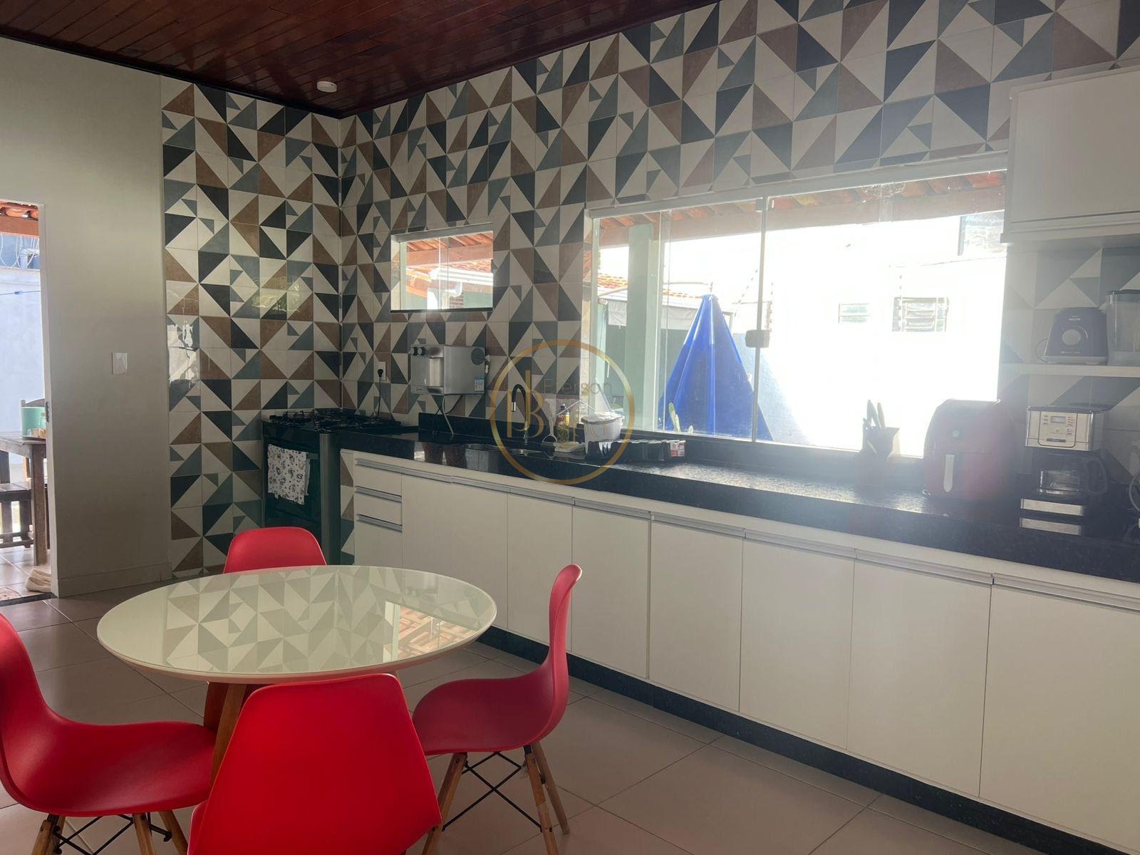 Casa à venda com 3 quartos, 1 suíte, 5 vagas e 350m² no Taperapuan, Porto Seguro (BA) — foto 8 de 17