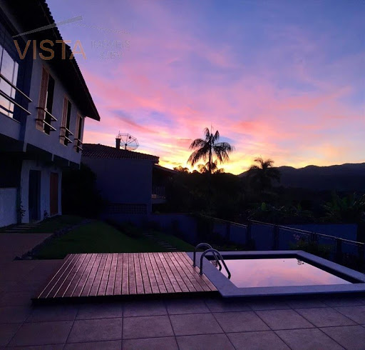 VISTA NOTURNA DAS PISCINA