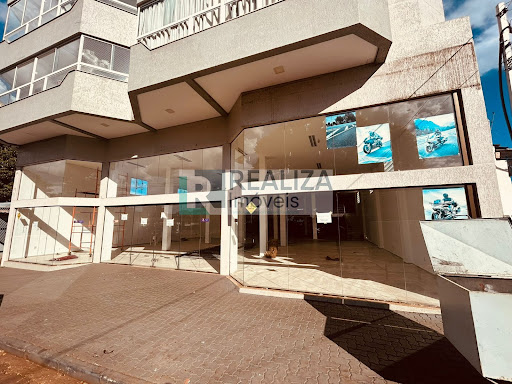 Ampla área comercial, mais mesanino, 04 banheiros, estoque, cozinha, estacionamento.  -  Santo Ângelo