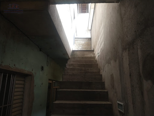 Escadas de acesso ao segundo pavimento