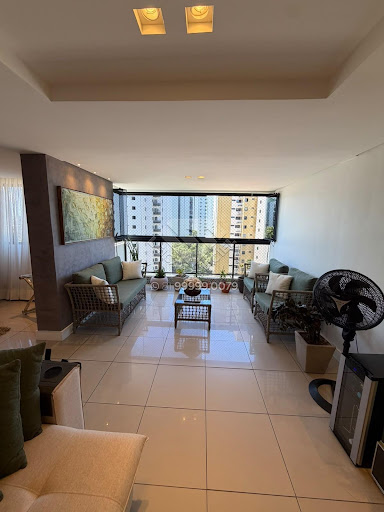 Compre Apartamento a bvenda no Edf. Quinta das Acácias com 152m², 3 quartos (2 suítes), móveis Dell Anno e 3 vagas cobertas. Agende visita com Leicam Maciel Imóveis.