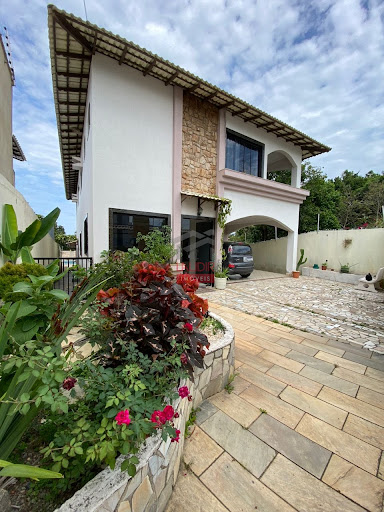 Casa em Marbela - Serra: 730m², 6 dormitórios, 3 suítes, 5 banheiros por R$950k para venda e locação