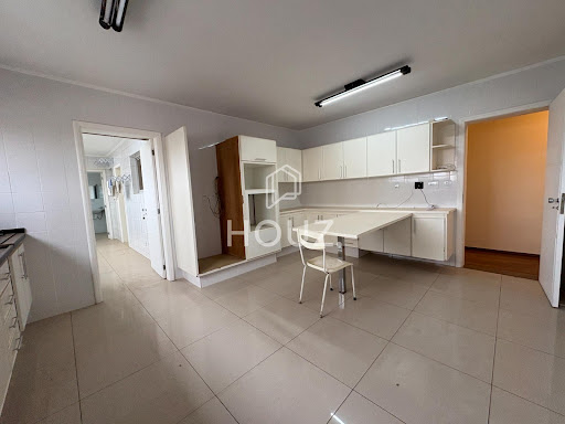 Cozinha repleta de armários