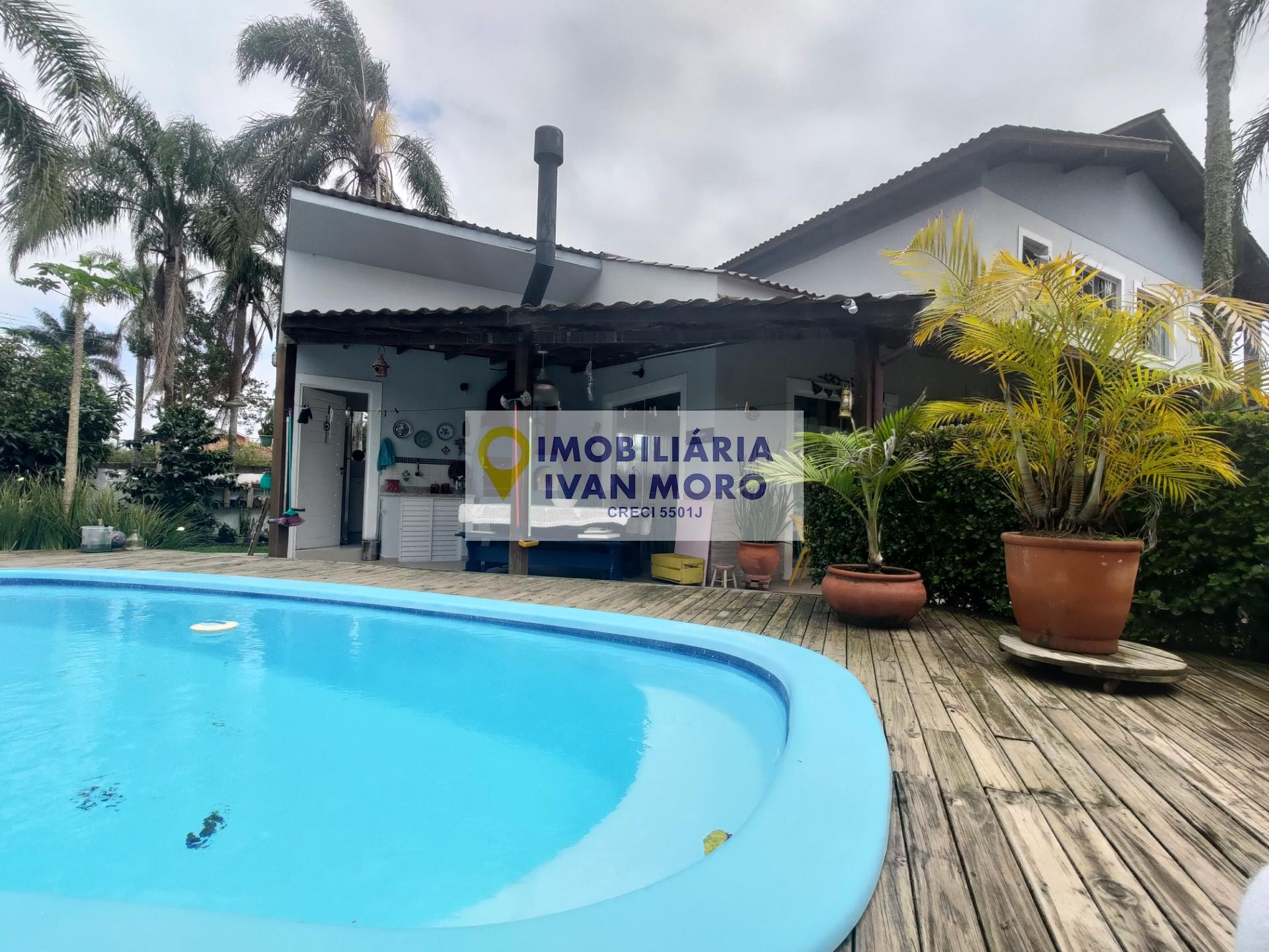 Casa para alugar com 4 quartos, 3 banheiros e 2 vagas no Daniela, Florianópolis — foto principal