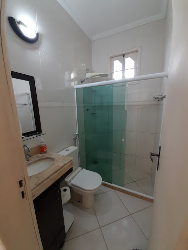 Encante-se com esta excelente casa localizada no Balneário Remanso, em Rio das Ostras, perfeita para quem busca conforto, praticidade e um ótimo espaço para viver bem. Com 125 m² de área útil, o imóve
