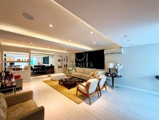 Sala de estar da casa à venda no condomínio Quintas do Rio