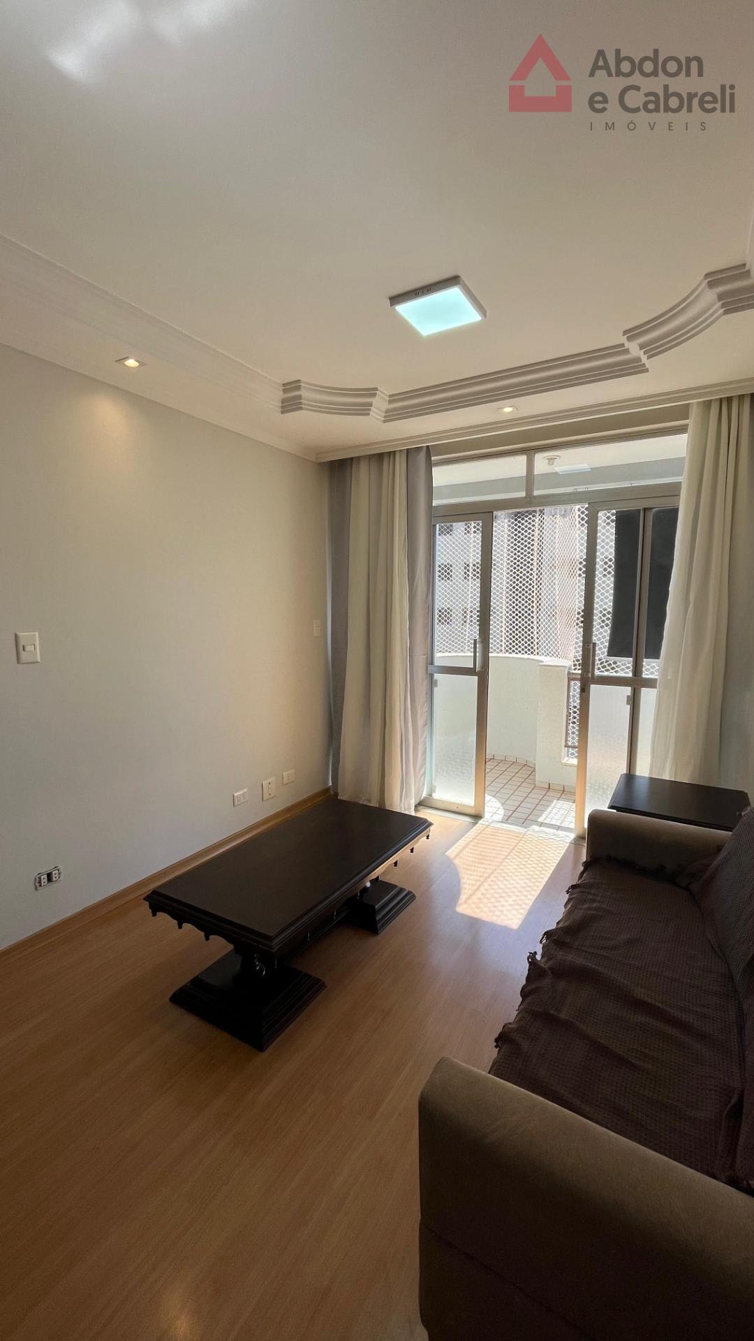 Sala de TV com sacada