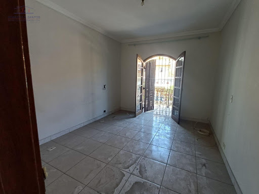 quarto frente para rua
