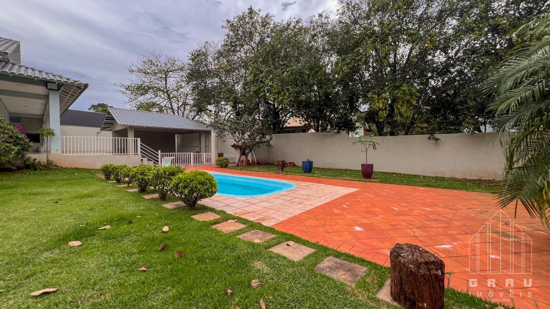Sobrado com piscina no Jardim Iara  -  Foz do Iguaçu