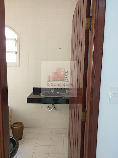 São 5 salas, 3 banheiros, 1 cozinha. Todas as salas com sacada. Ótima localização 