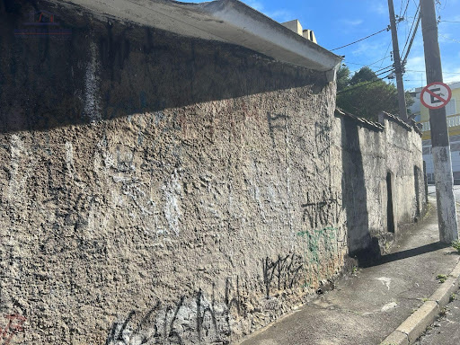 Esquina de rua com bom movimento